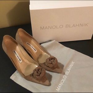 Manolo Blahnik tan suede pumps. Fits like 36. Sz35